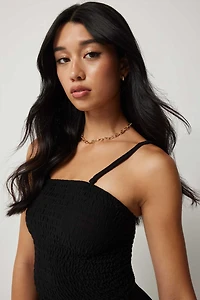 Robe courte smockée à ourlet mouchoir