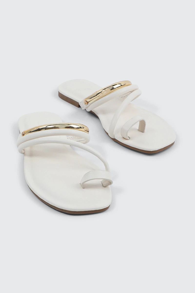 Sandales plates à bout carré et lanières