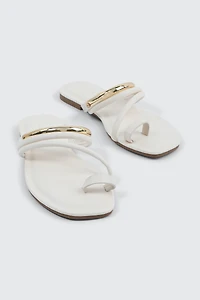 Sandales plates à bout carré et lanières