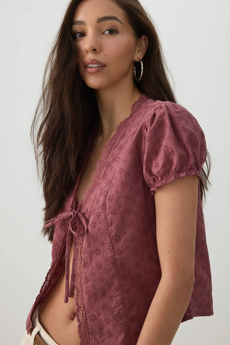 Haut noué à broderie anglaise