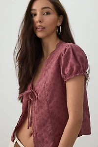 Haut noué à broderie anglaise