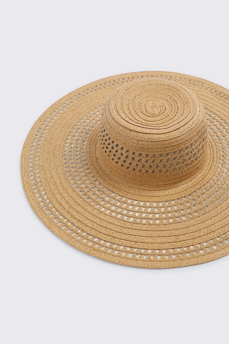 Chapeau de paille à bord large