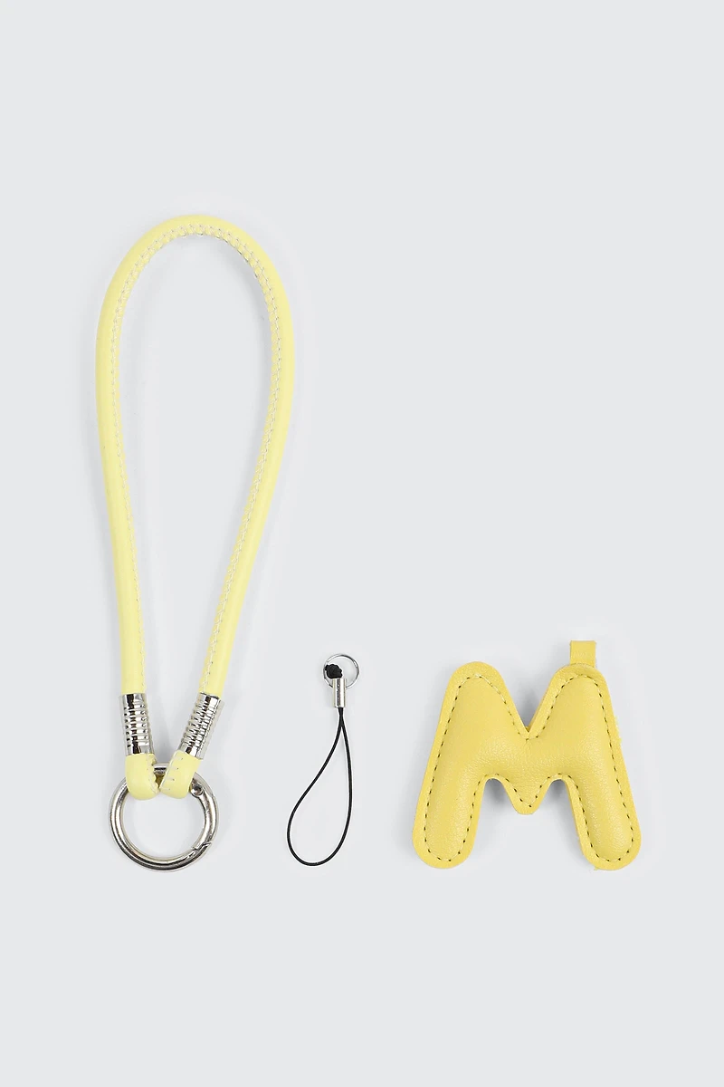Breloque en faux cuir initiale M jaune et sangle