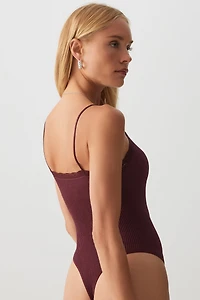 Justaucorps col V bordé de dentelle