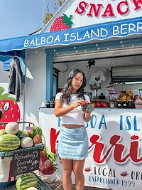 Jupe courte en maille filet doublé fleuri