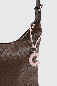 Breloque en faux cuir initiale C rose et sangle