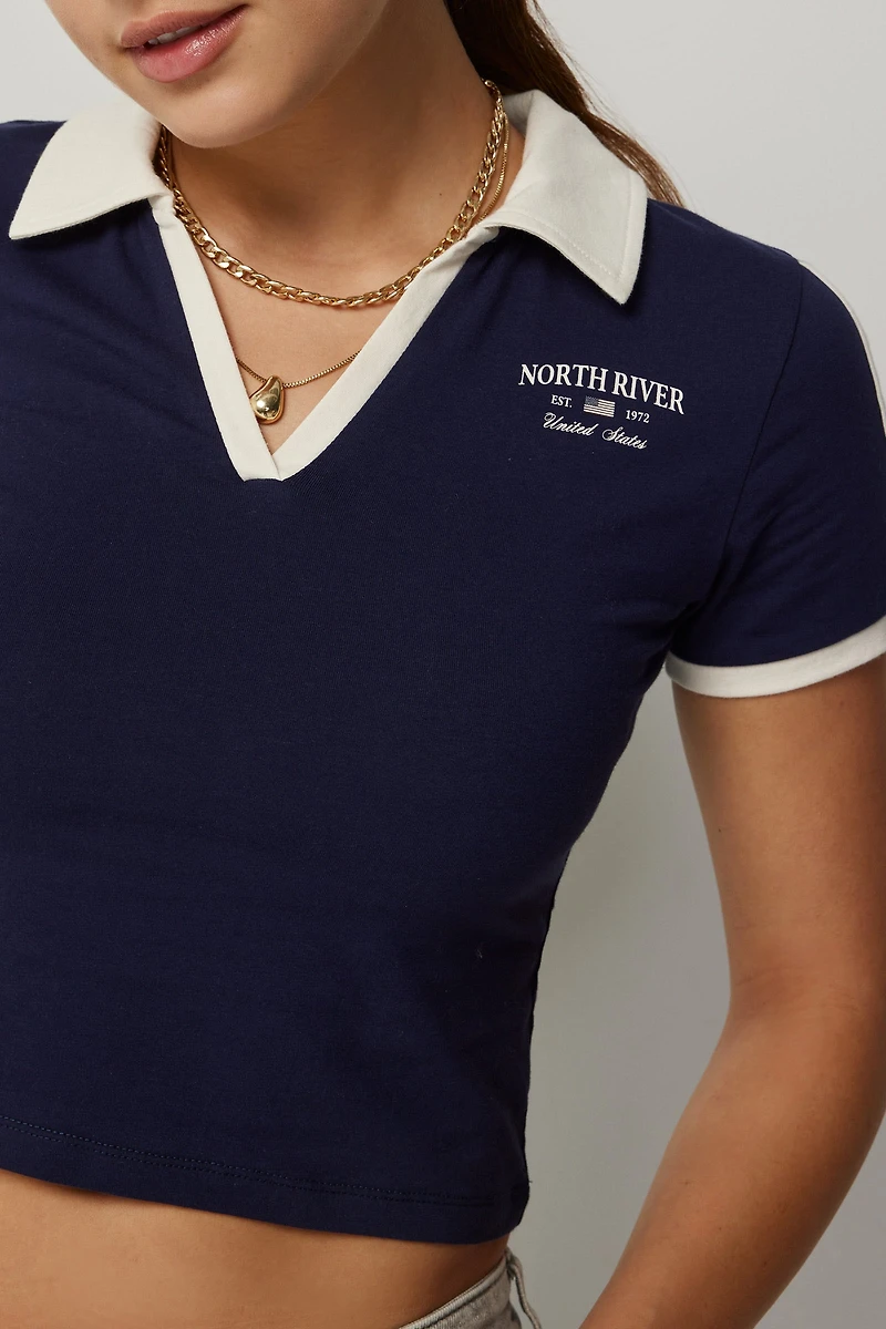 Polo court à détails contrastants
