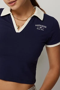 Polo court à détails contrastants