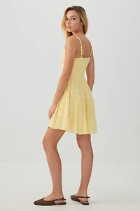 Robe courte à œillets nouée l'avant