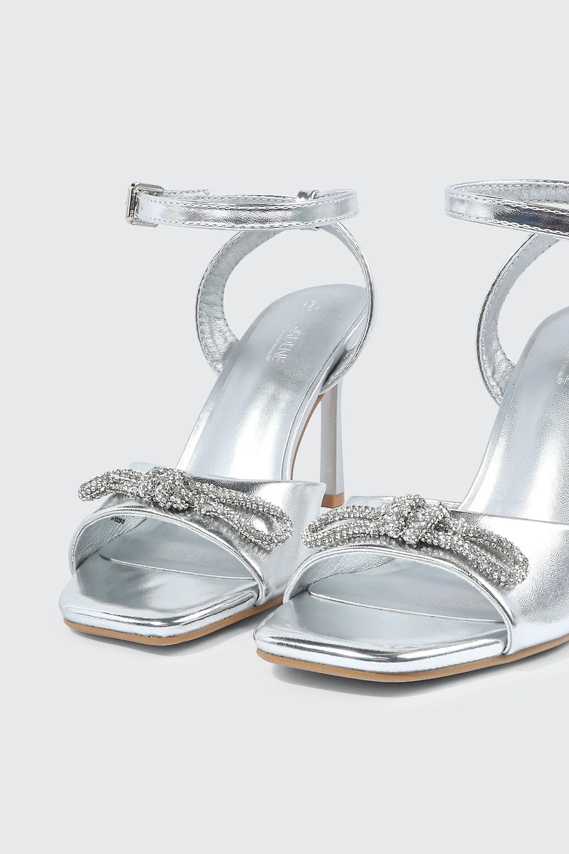 Sandales à bride unique bout carr