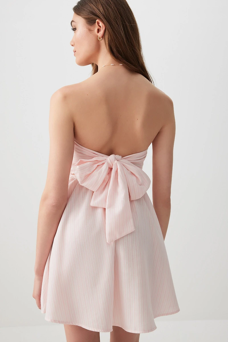 Robe courte sans bretelles nouée au dos