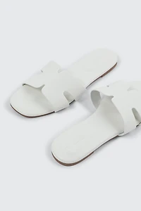 Sandales plates à bride en H