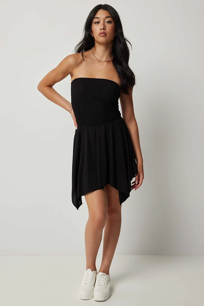 Robe courte smockée à ourlet mouchoir