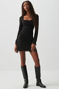 Robe courte en maille à fleurs floquées