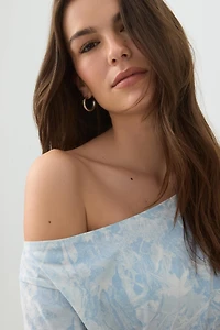 T-shirt à épaule dénudée camouflage bleu