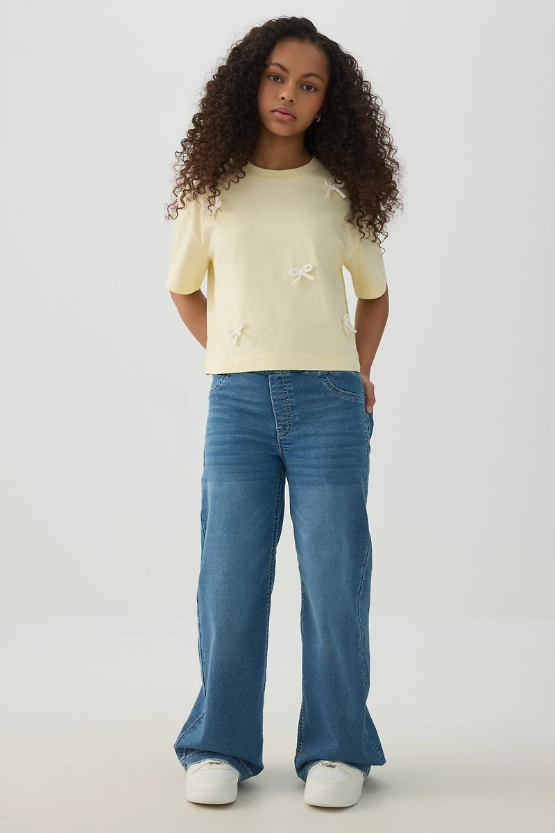 Jean à jambe large enfiler