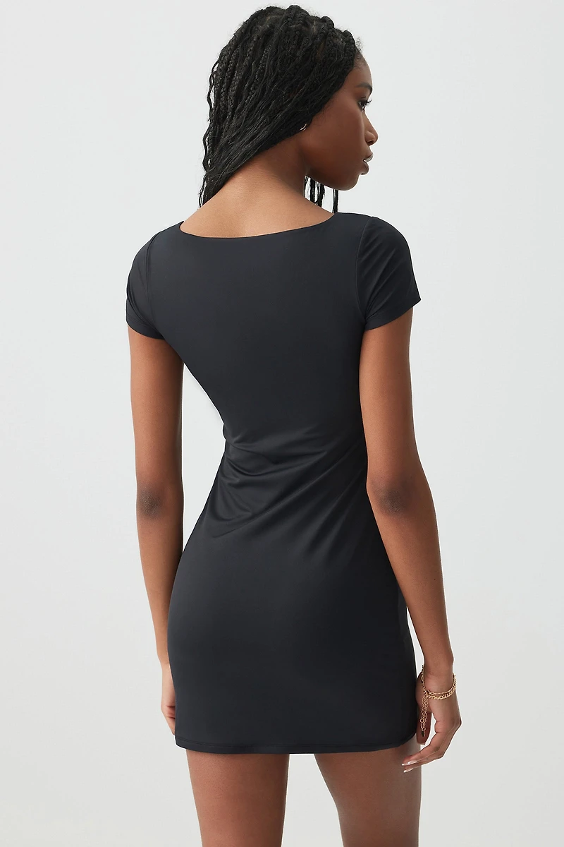 Robe courte à col carré Contour