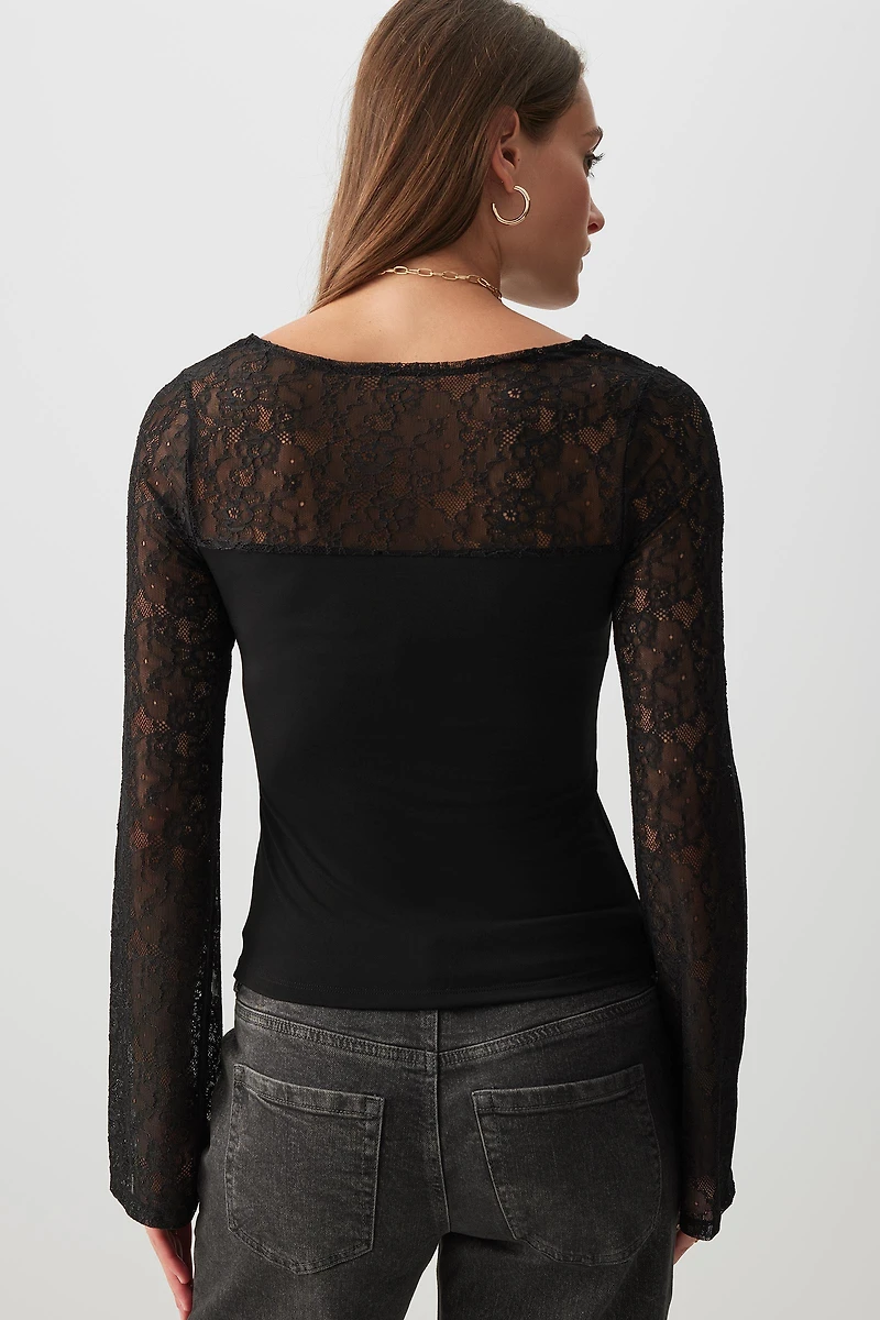 Haut ajouré à manches en dentelle