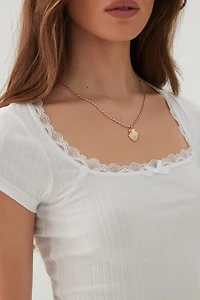 T-shirt à col dégagé et bordure en dentelle