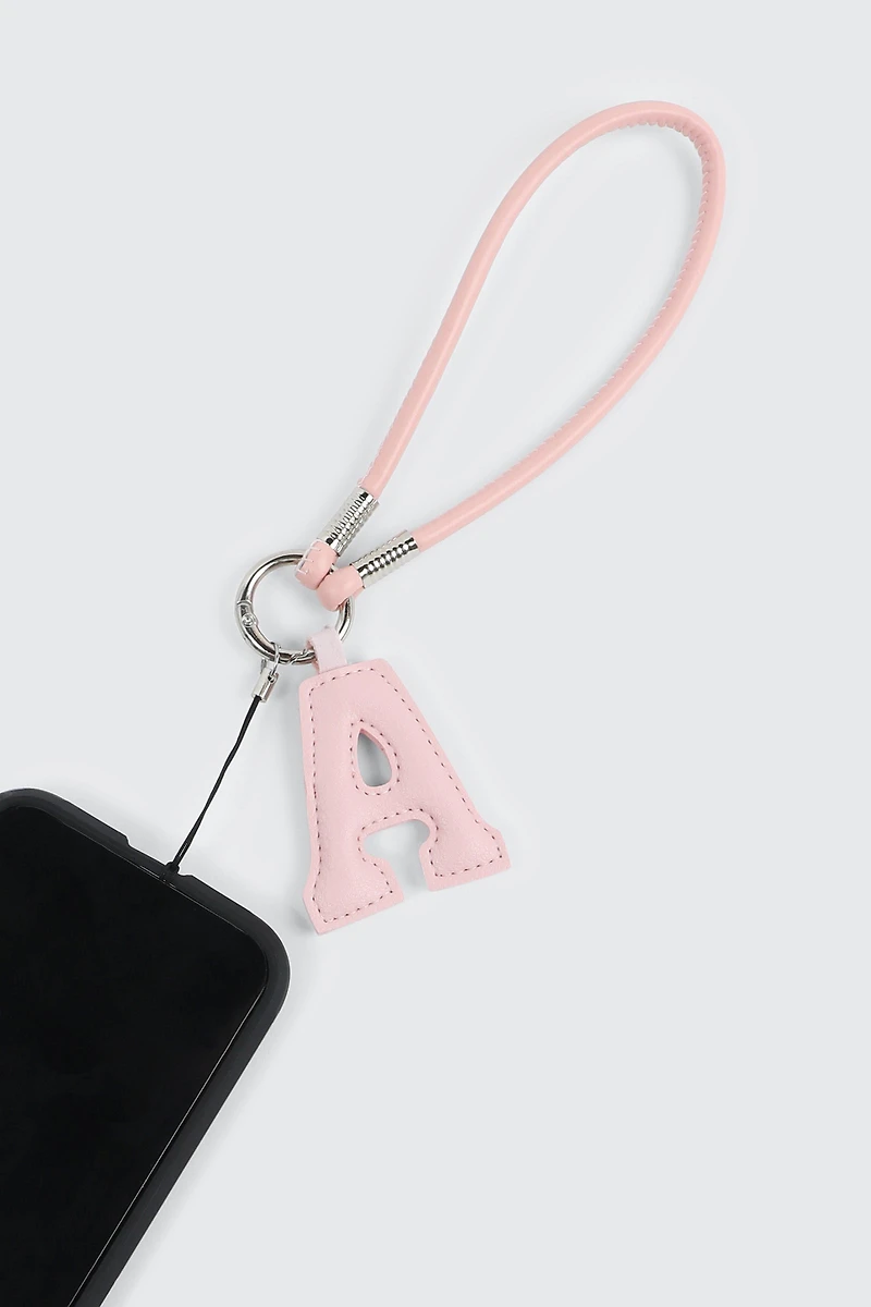 Breloque en faux cuir initiale A rose et sangle