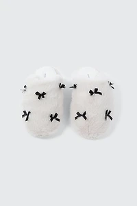 Pantoufles en fausse fourrure à détail de boucles