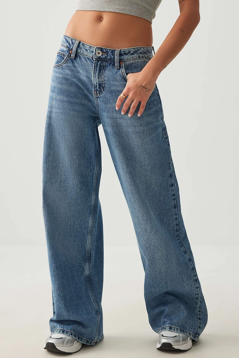 Le jean Off-Duty coupe large et taille basse