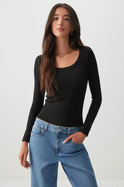 Haut court à col dégagé et manches longues