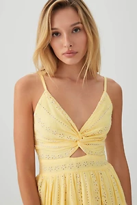 Robe courte à œillets nouée l'avant