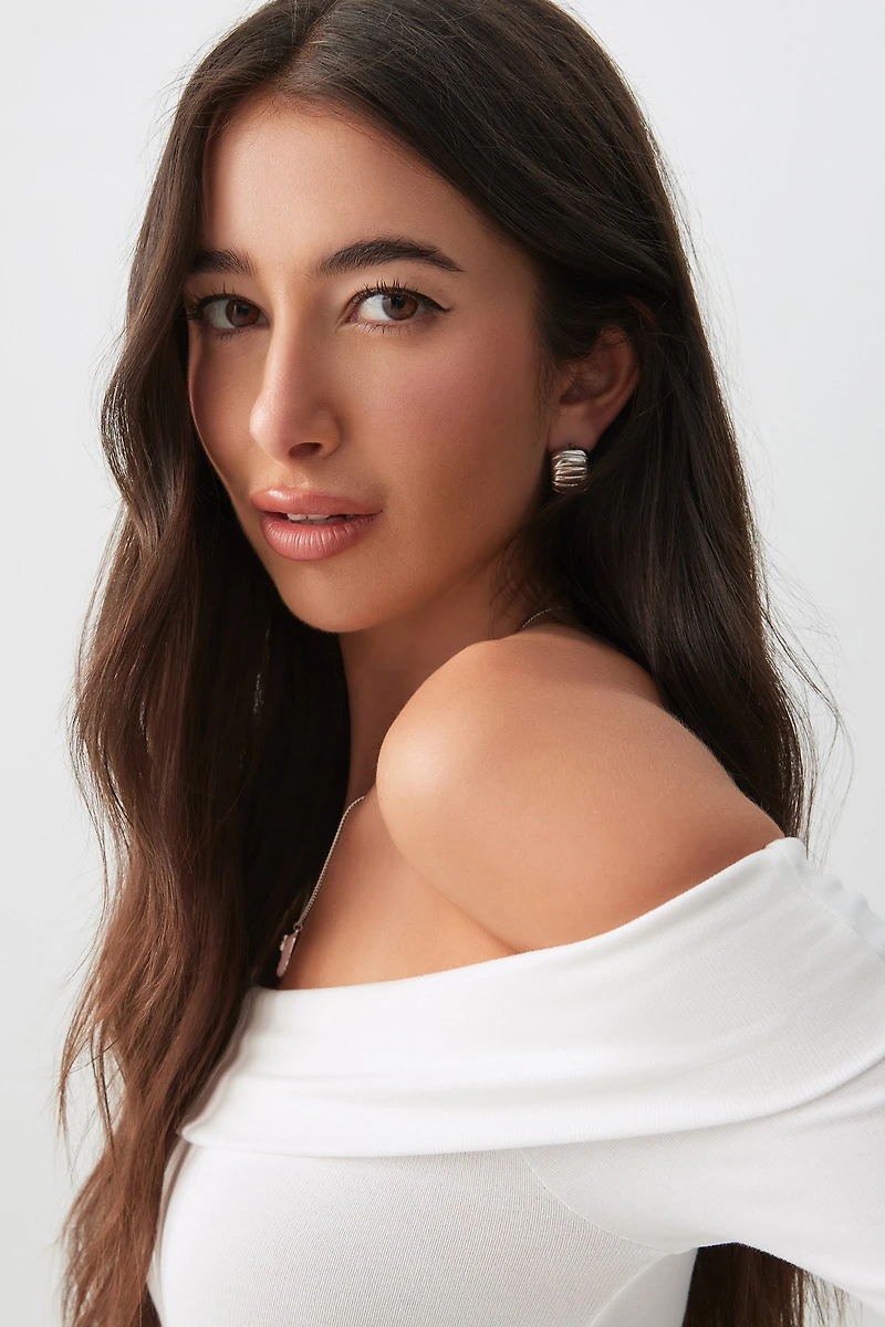 Haut court à manches longues et épaules dénudées