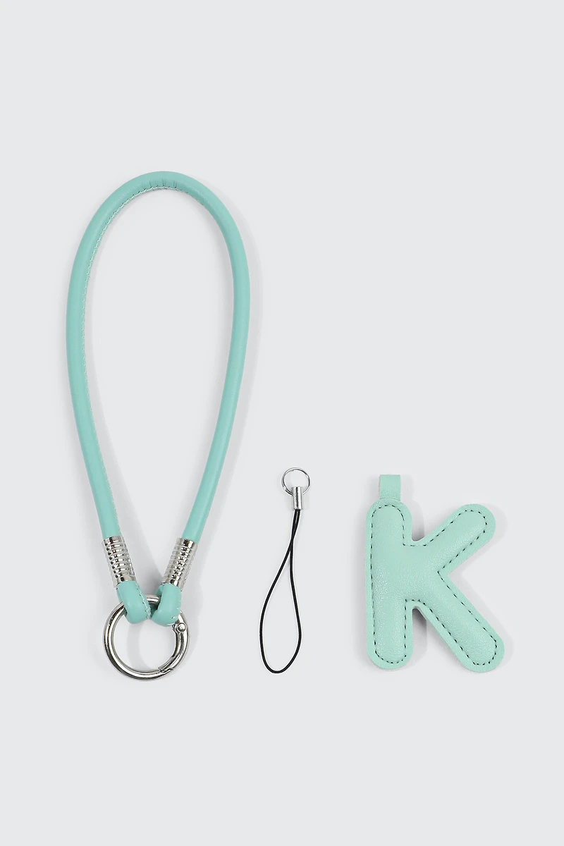 Breloque en faux cuir initiale K verte et sangle