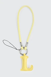 Breloque en faux cuir initiale L jaune et sangle