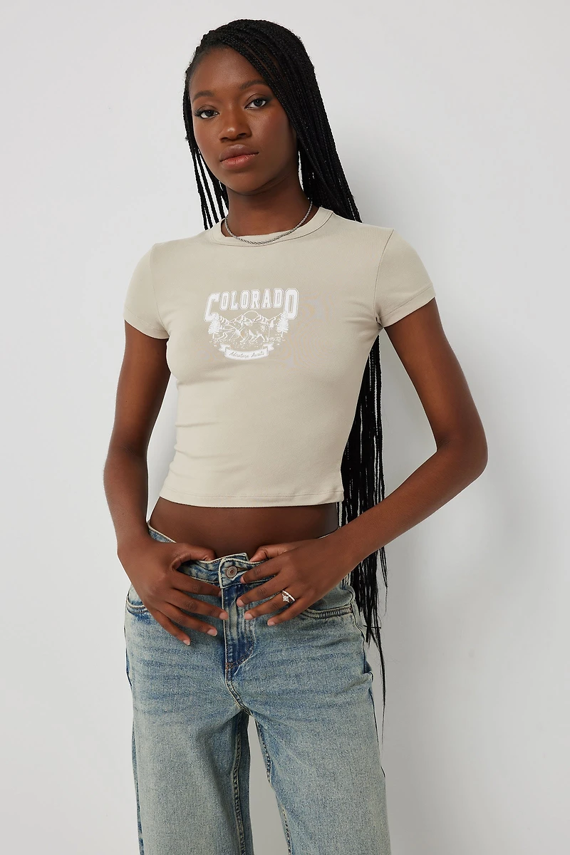 T-shirt court ajusté graphique