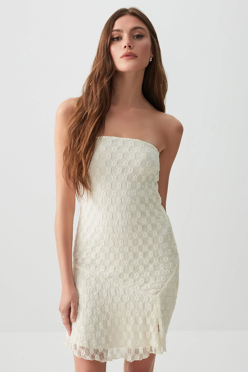 Robe courte sans bretelles en dentelle fleurie