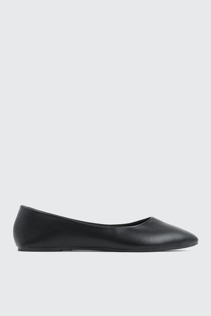 Ardene Pointy Toe Flats in Black | Size | Faux Leather