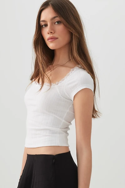 T-shirt à col dégagé et bordure en dentelle