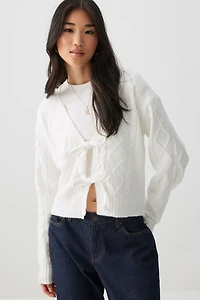 Chandail en tricot torsadé noué à l'avant