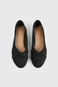 Ballerines à détail de boucle plissée