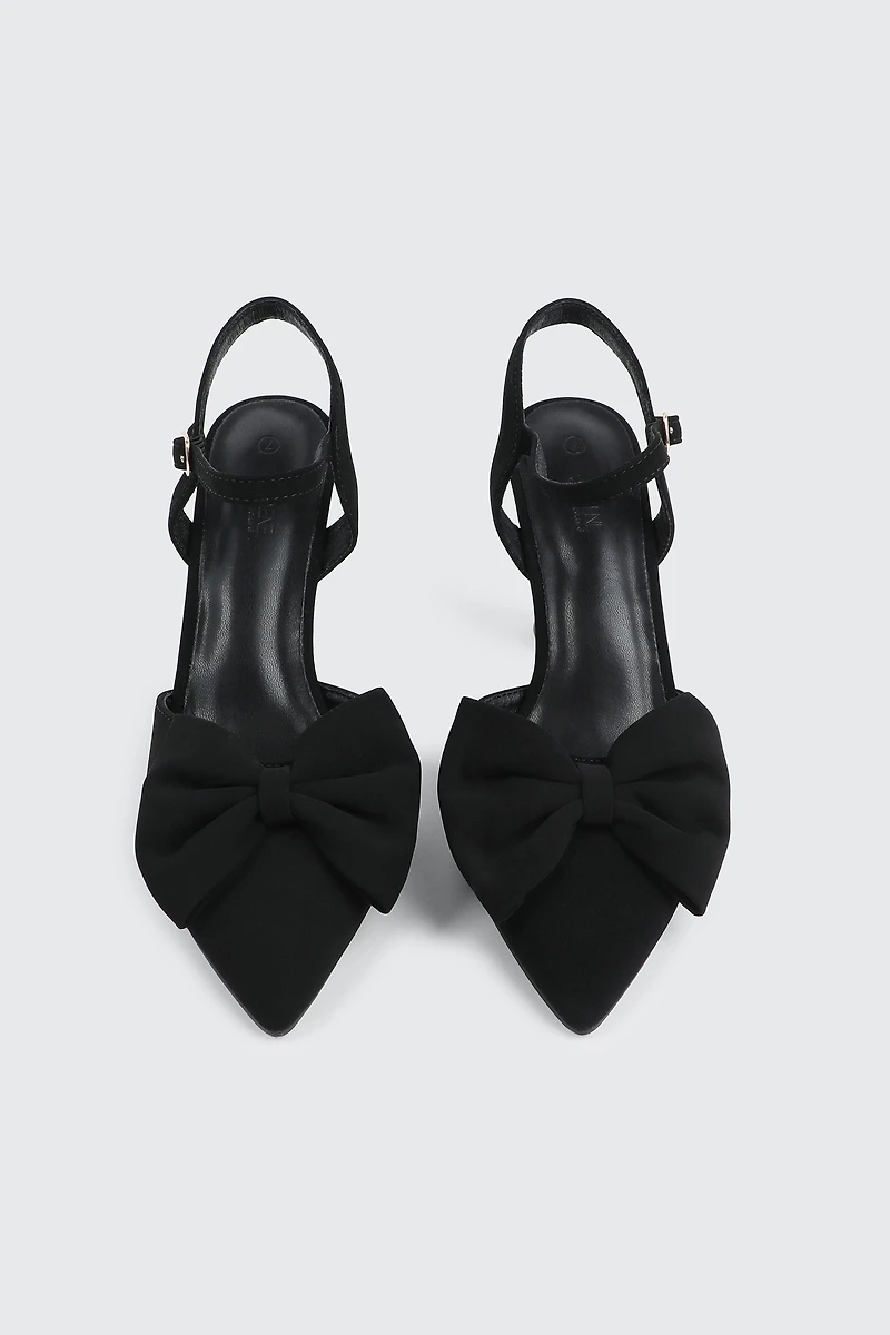 Escarpins à talon évasé et détail de boucle