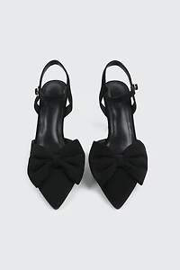 Escarpins à talon évasé et détail de boucle