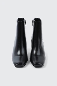 Bottillons à talon évasé et détail métallique