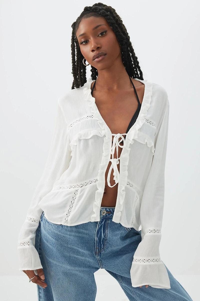 Blouse nouée à l'avant en tissu froissé volants