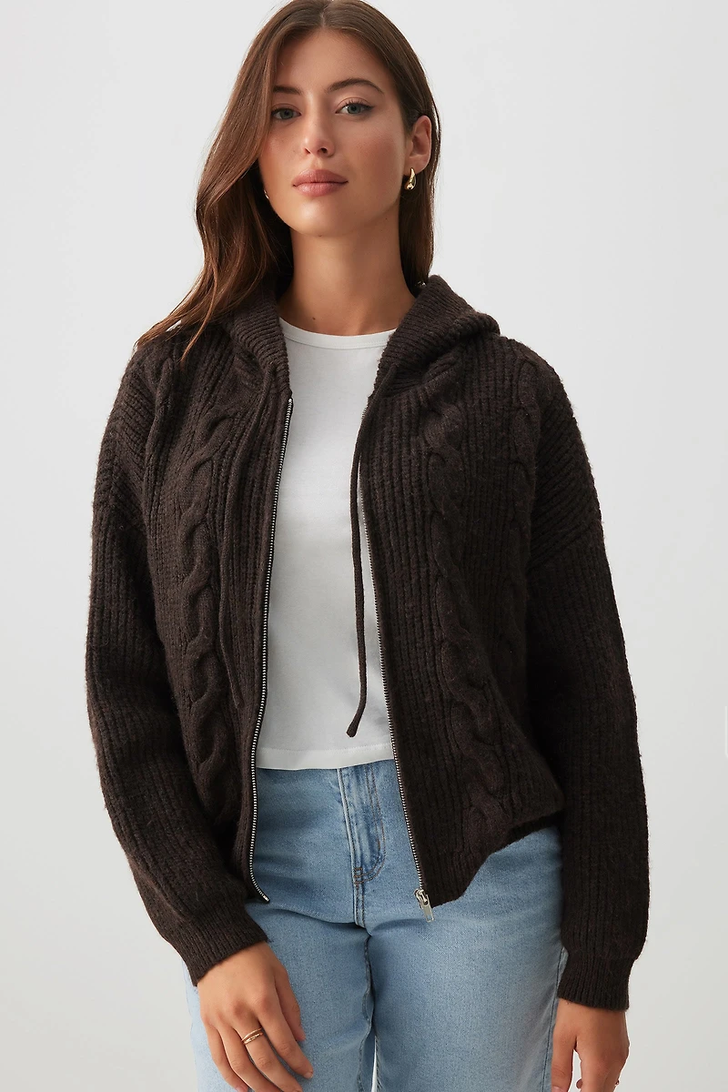 Veste à capuchon en tricot torsadé