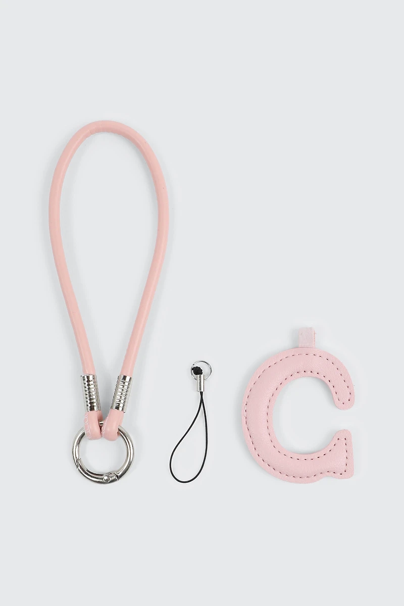 Breloque en faux cuir initiale C rose et sangle