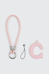 Breloque en faux cuir initiale C rose et sangle