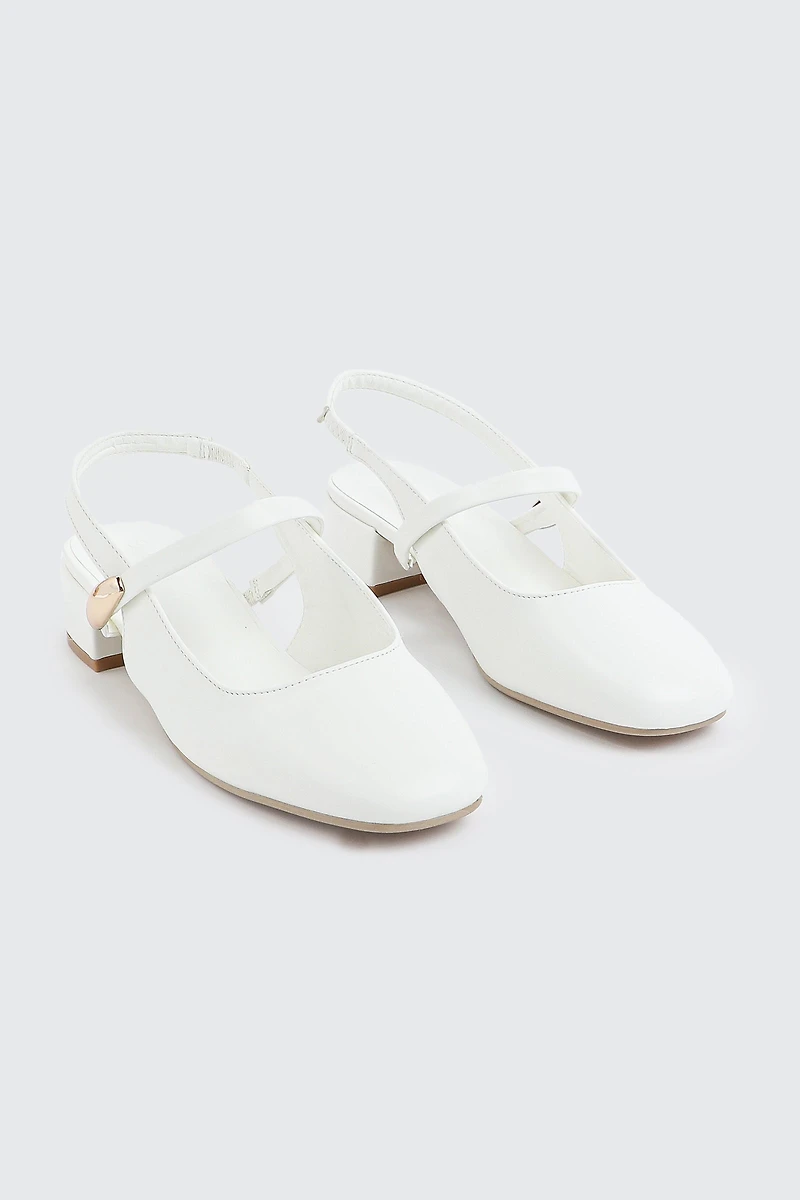 Chaussures à bride arrière et ornement en métal