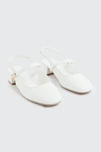 Chaussures à bride arrière et ornement en métal