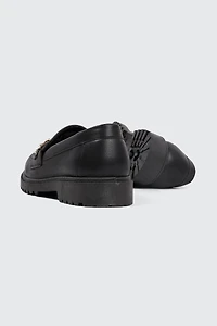 Flâneurs à détail d'ornement en métal