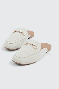 Mules à bout rond et ornement en métal