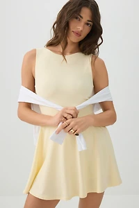 Robe courte à col montant en tissu doux