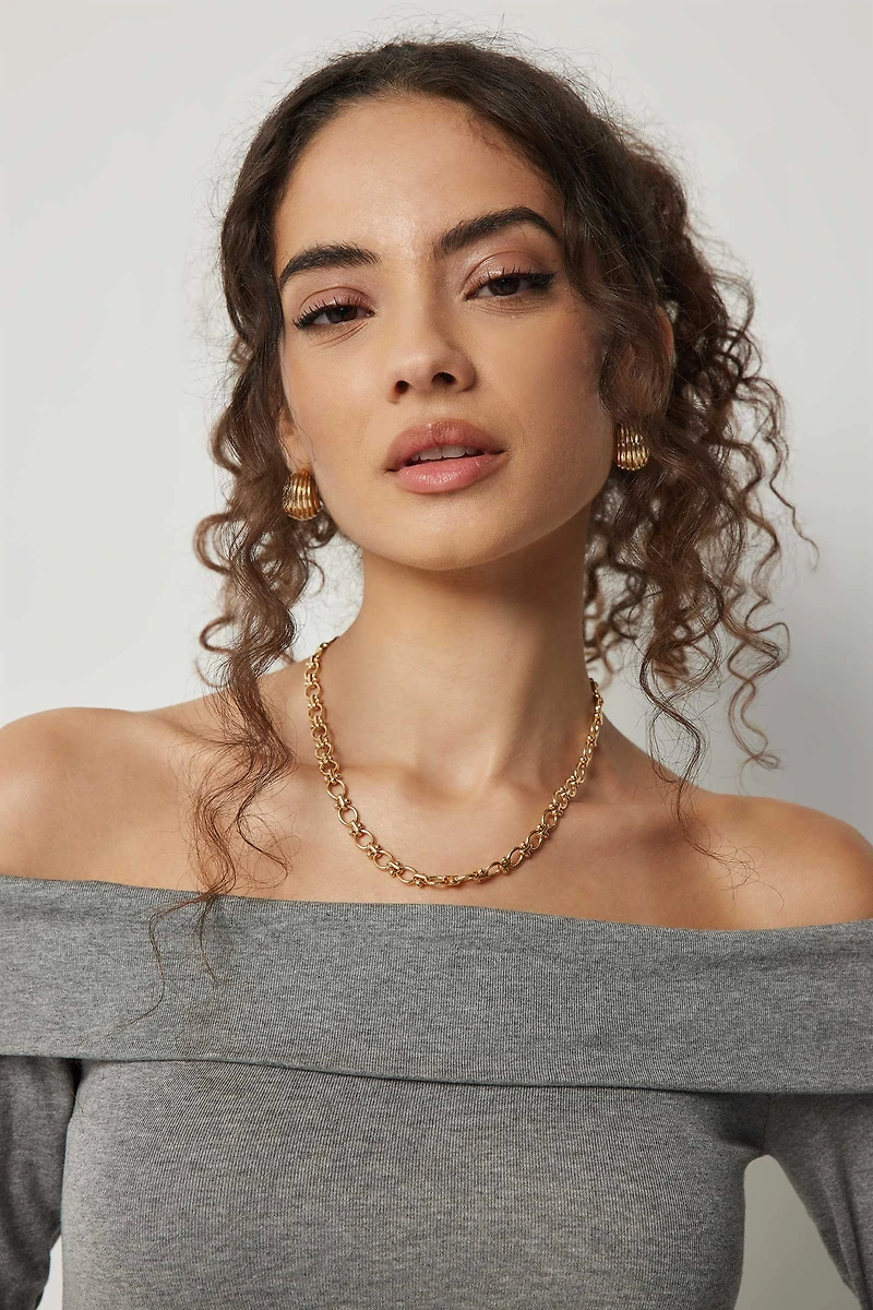 Haut court à manches longues et épaules dénudées